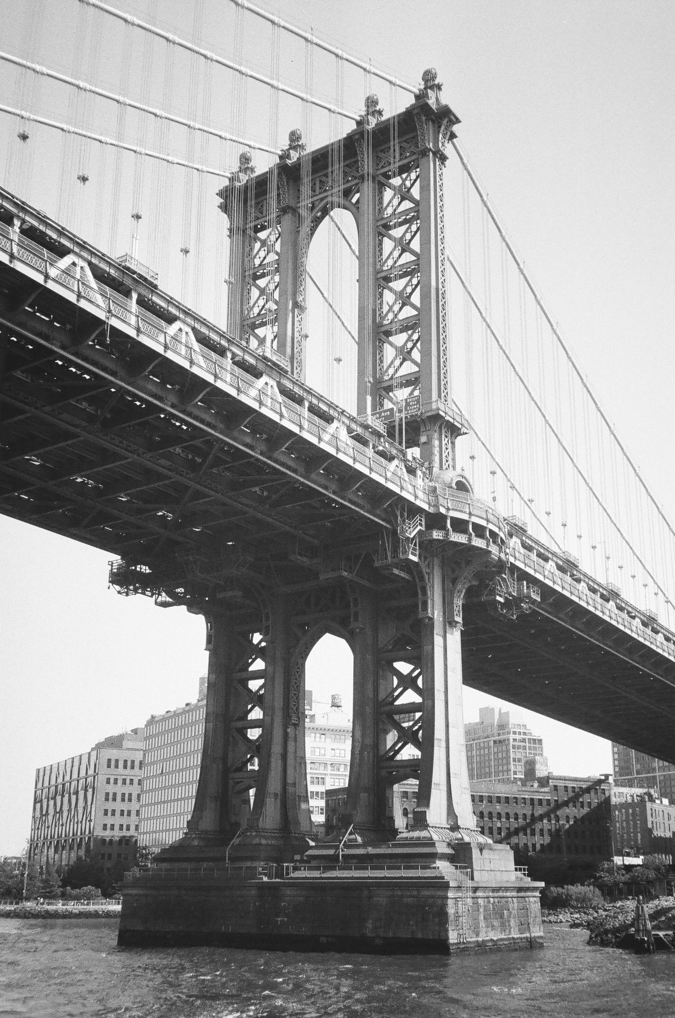 Black and white photo of the Manhattan Bridge