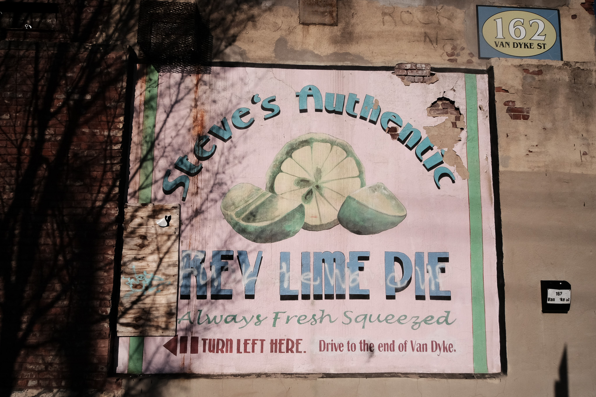 A hand painted sign that says Steve's Authentic Key Lime Pie. Always Fresh Squeezed.